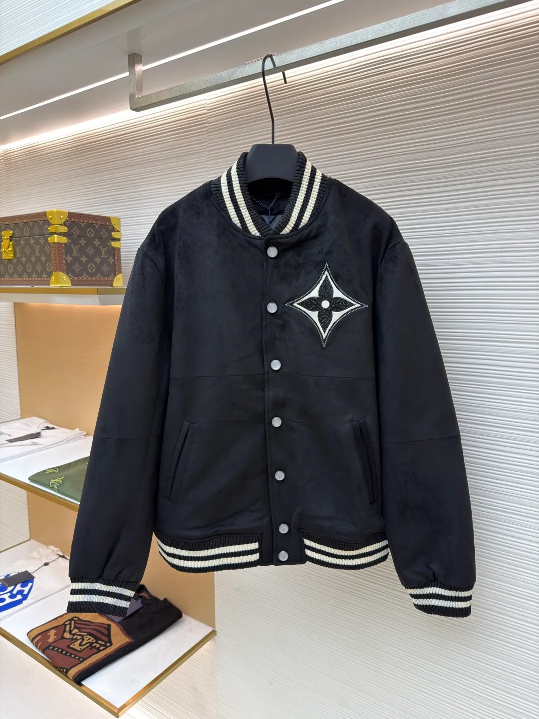 LOUISVUITTON hot-drilled suede sheepskin jacket ●Original version: 50500 purchase and development ●Item number: 1680857-B70 ●Fabric: sheepskin fabric ●Technology: hot-drilled production ●Version: fitted version ●Weight: about 1135 grams ●Size: 46-48-50-52 ●Description: Carefully crafted from custom-made suede black sheepskin imported from Australia, with rhinestones and leather embroidery on the chest, black and white contrasting thread design on the collar, cuffs, and hem, and a snap placket. It can be matched with bottoms of the same season to create a fashionable look, and can be used in various occasions. Customized accessories. The overall wiring is straight and delicate, the fabric is comfortable and soft, and the color is consistent without color difference. It can be matched with the same style to create a fashionable look and control various occasions. Customized accessories, complete with three standards, same style for men and women!